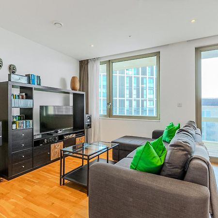 New Listing! 2Br With Balcony In Stratford, 3Min Dlr Lägenhet London Exteriör bild