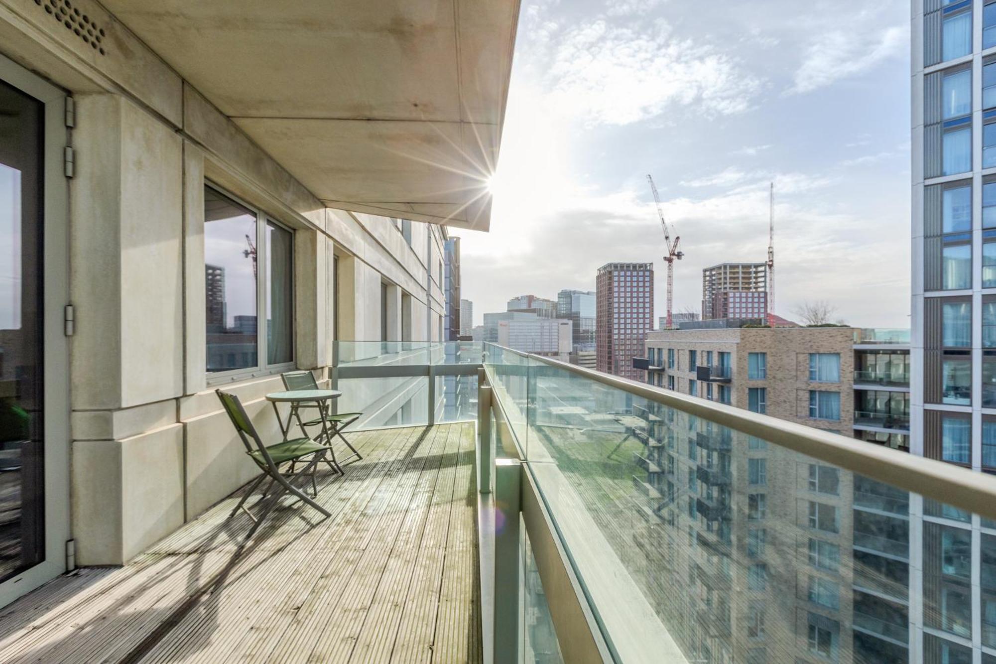 New Listing! 2Br With Balcony In Stratford, 3Min Dlr Lägenhet London Exteriör bild