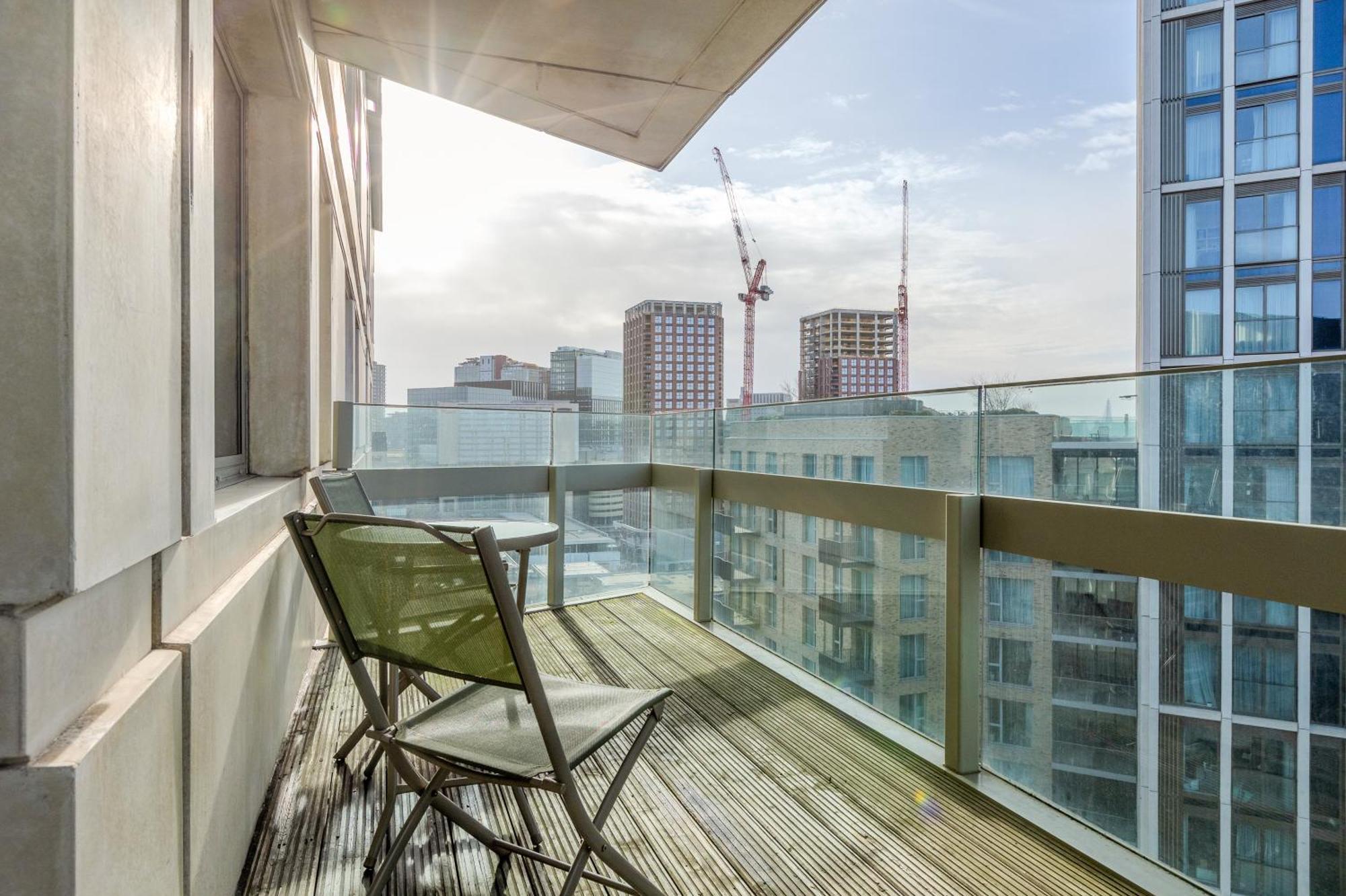 New Listing! 2Br With Balcony In Stratford, 3Min Dlr Lägenhet London Exteriör bild